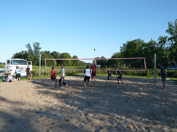 Foto eines Beachvolleyball-Turniers anlässlich der 100-Jahr-Feier