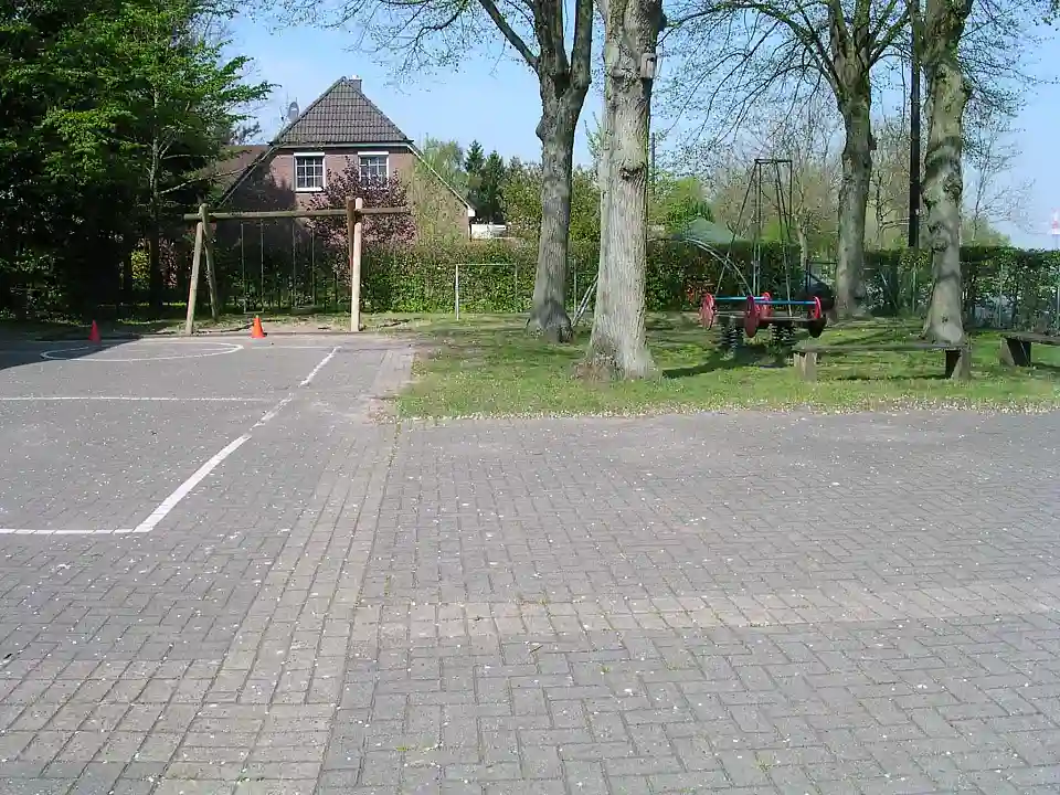 Schulhof der Schule Strom