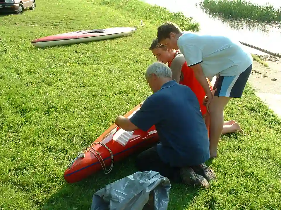 Kanus vor dem Zuwasserlassen in der Ochtum bei Strom