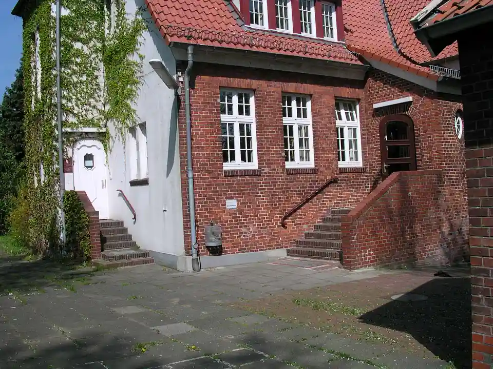 Bilck auf die Eing&auml;nge von Ortsamt und Schule vom Deich her