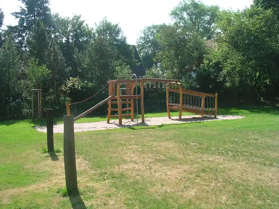 Kletterger&uuml;st auf der Wiese der Schule Strom