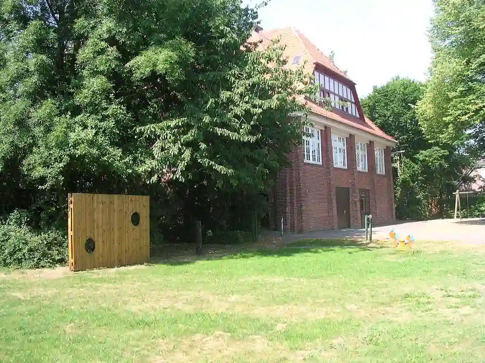 Torwand auf der Wiese der Schule Strom