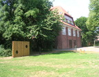 Torwand auf der Wiese der Schule Strom